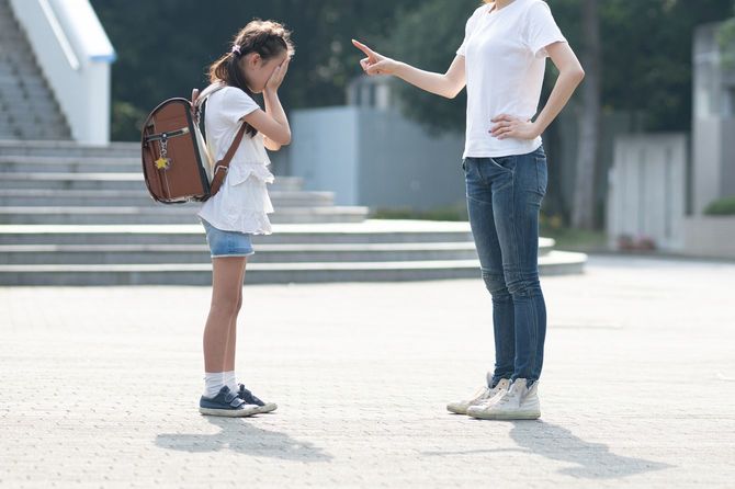 小学生を叱る女性