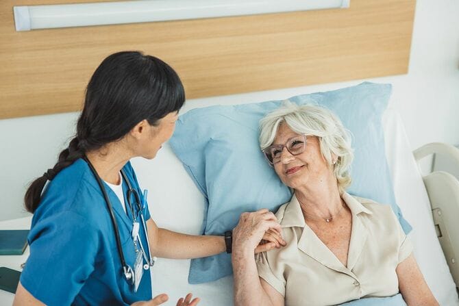 病院のベッドに老人女性