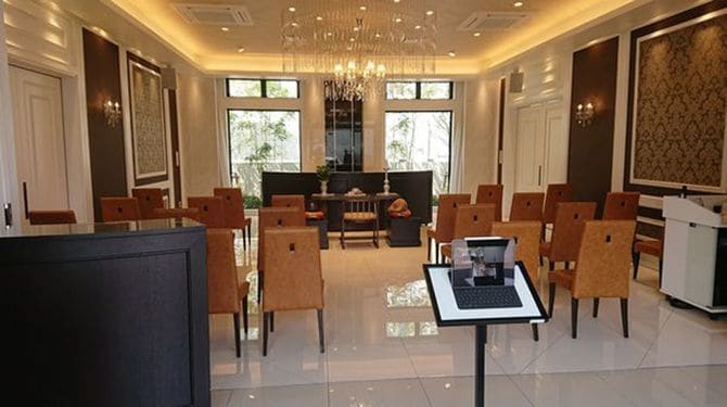 名古屋市の西田葬儀社が始めたWeb会議用ツール「Zoom」を使った「ネット遥拝(ようはい)遠隔参列システム」。式場の後ろからiPadで撮影して生配信。