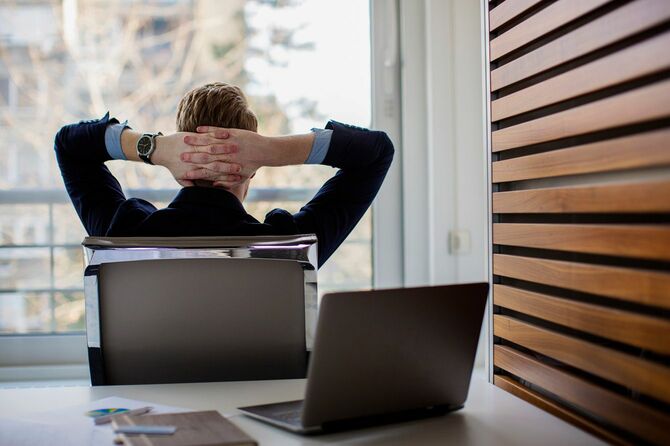 休憩しながらリラックスしたビジネスマン