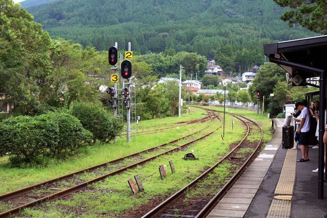 湯布院駅で電車を待つ人々
