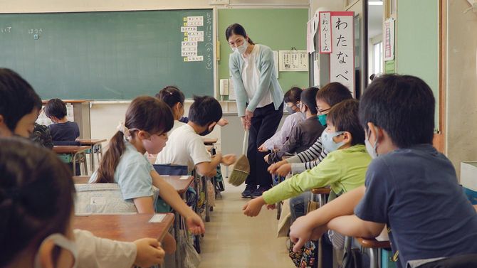 『小学校〜それは小さな社会〜』より