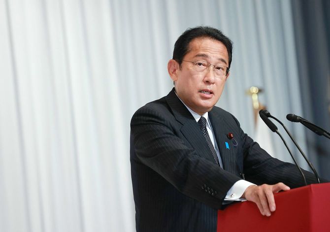 岸田首相は就任当初、「分配することで成長につながる」と言っていたが、この論理は、公務員給与を増やしたい人たちにとって、極めて好都合な論理だ。画像は参院選から一夜明け、記者会見で質問に答える岸田文雄首相（＝2022年7月11日）