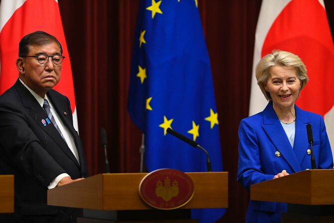 2025年7月23日、総理大臣官邸での会談後、記者会見に臨むフォン・デル・ライエン欧州委員会委員長（右）、石破茂首相（左）