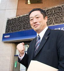 <strong>みずほ銀行 鈴木義則●</strong>青山支店法人部法人第1チーム上席部長代理。 静岡県立浜松北高等学校、横浜国立大学経営学部卒。1993年富士銀行蒲田支店、千住支店、岡山支店などを経て、虎ノ門支店へ。同店在任中に9期連続「みずほアワード」(実績表彰)を受賞。2007年11月より青山支店勤務。
