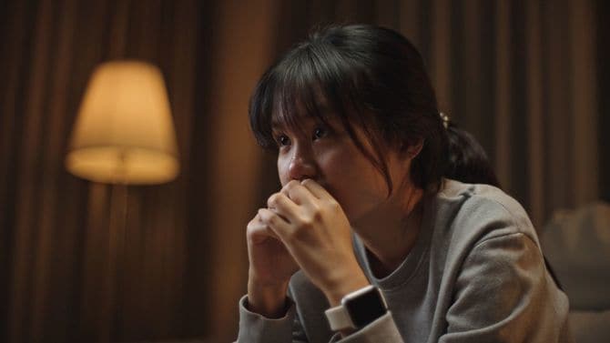 夜にストレスを抱える女性