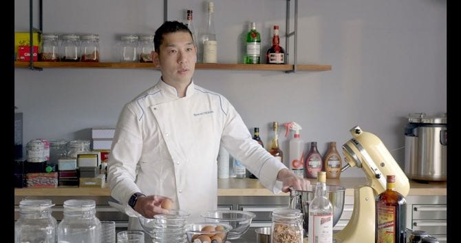 「動画を見て練習するお客さまの方がおいしいお菓子を作ったら、業界の人はこの先どうすんねんって、自分も含めて危機感を突きつけたかった」と語る石川氏=2021年2月、大阪市内のアトリエ