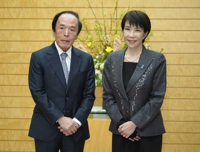 日銀の植田和男総裁(左)との会談に臨む高市早苗首相=2026年2月16日午後、首相官邸