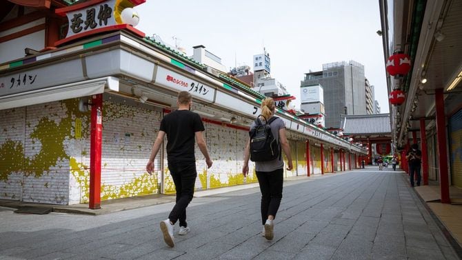 非常事態宣言で人けのない、浅草浅草寺の仲見世通り