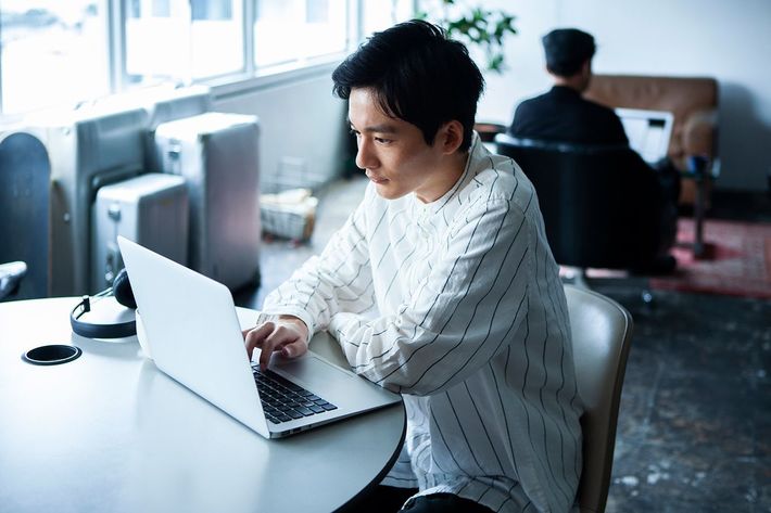 金融庁が進めてきたNISAの普及は、単に個人の投資だけでなく政治にも関心を持たせ、もの言う個人投資家を増やした。※写真はイメージです