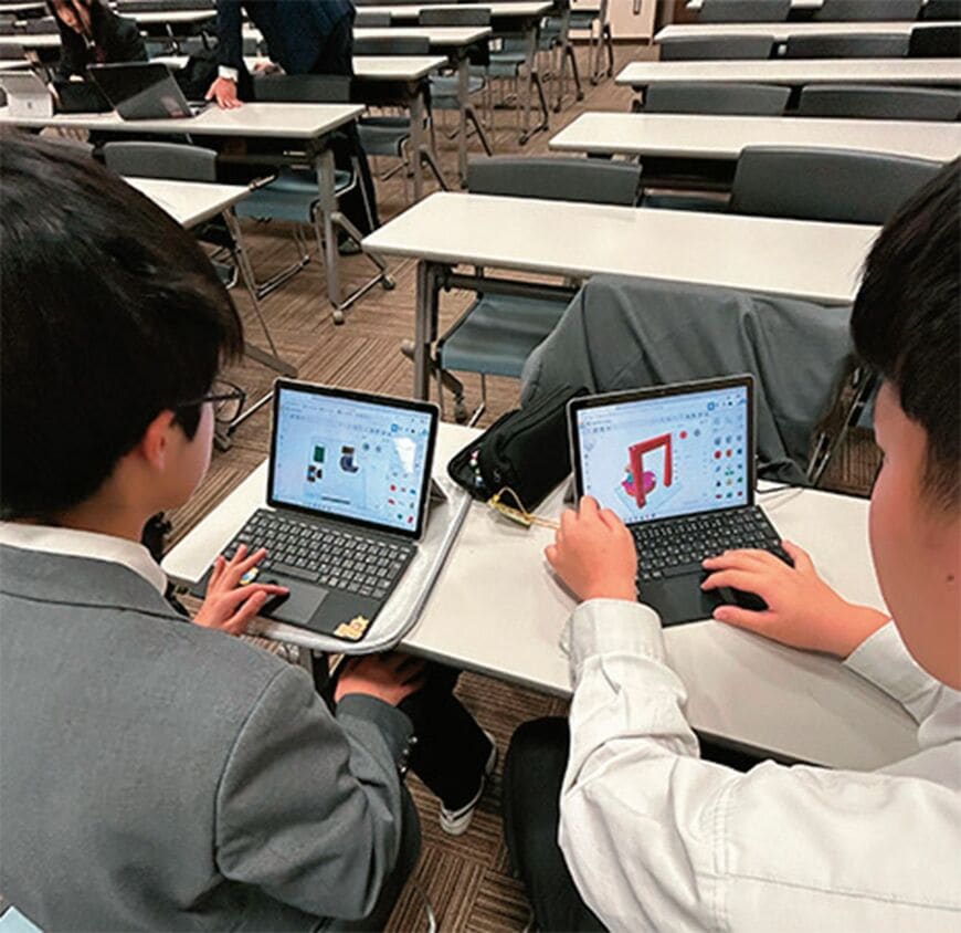 中学生向けのプログラミング講座。理系人材の育成を狙う。