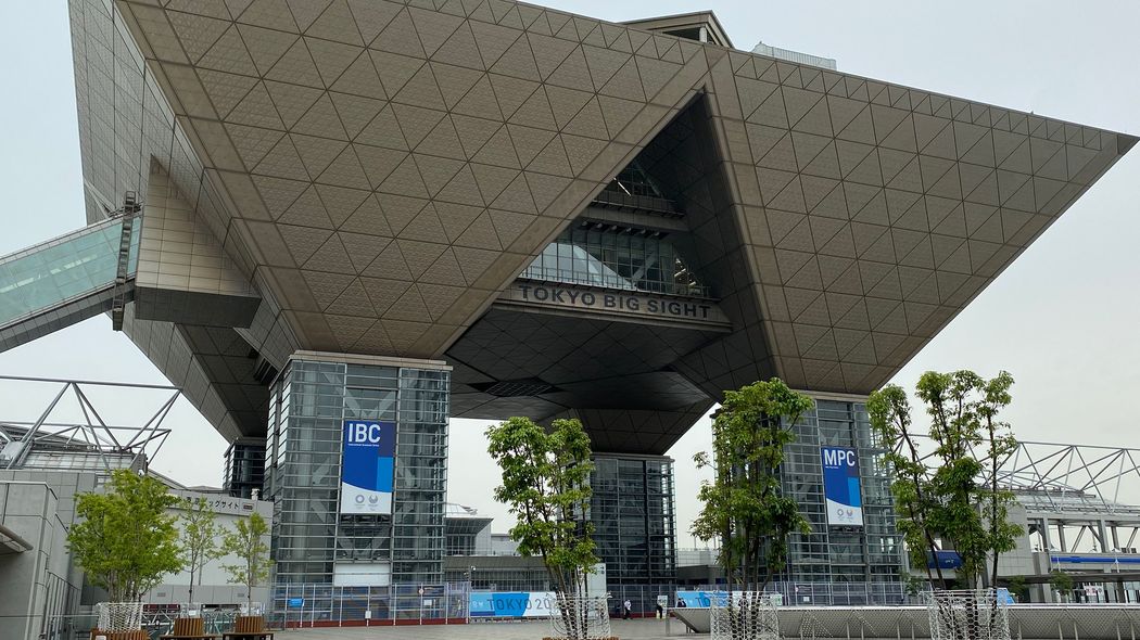 五輪プレスセンター内で食べ歩きにノーマスク　海外関係者の｢ルール破り｣に組織委の見解は?