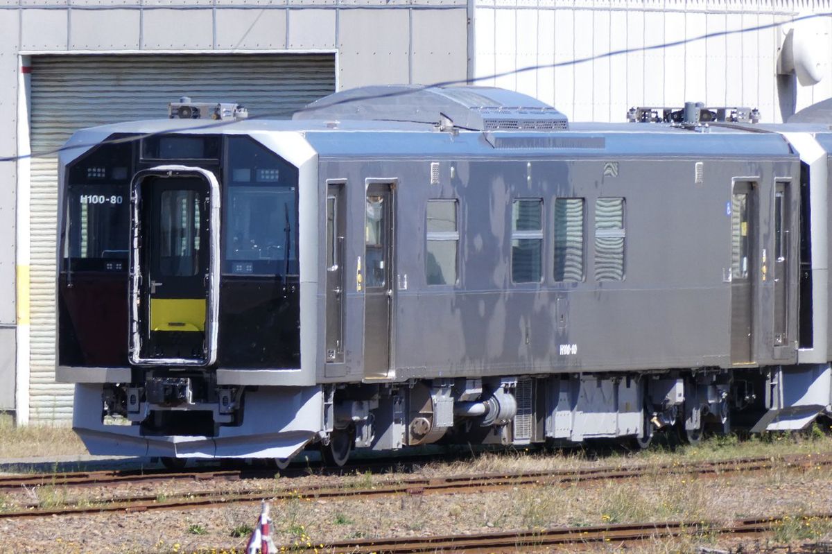 H100形の一部は北海道高速鉄道開発株式会社が保有し、ラッピング車両に充てられている（写真はラッピング前の姿）