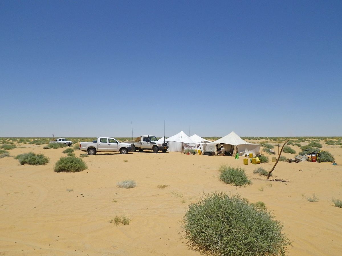 砂漠の中の基地