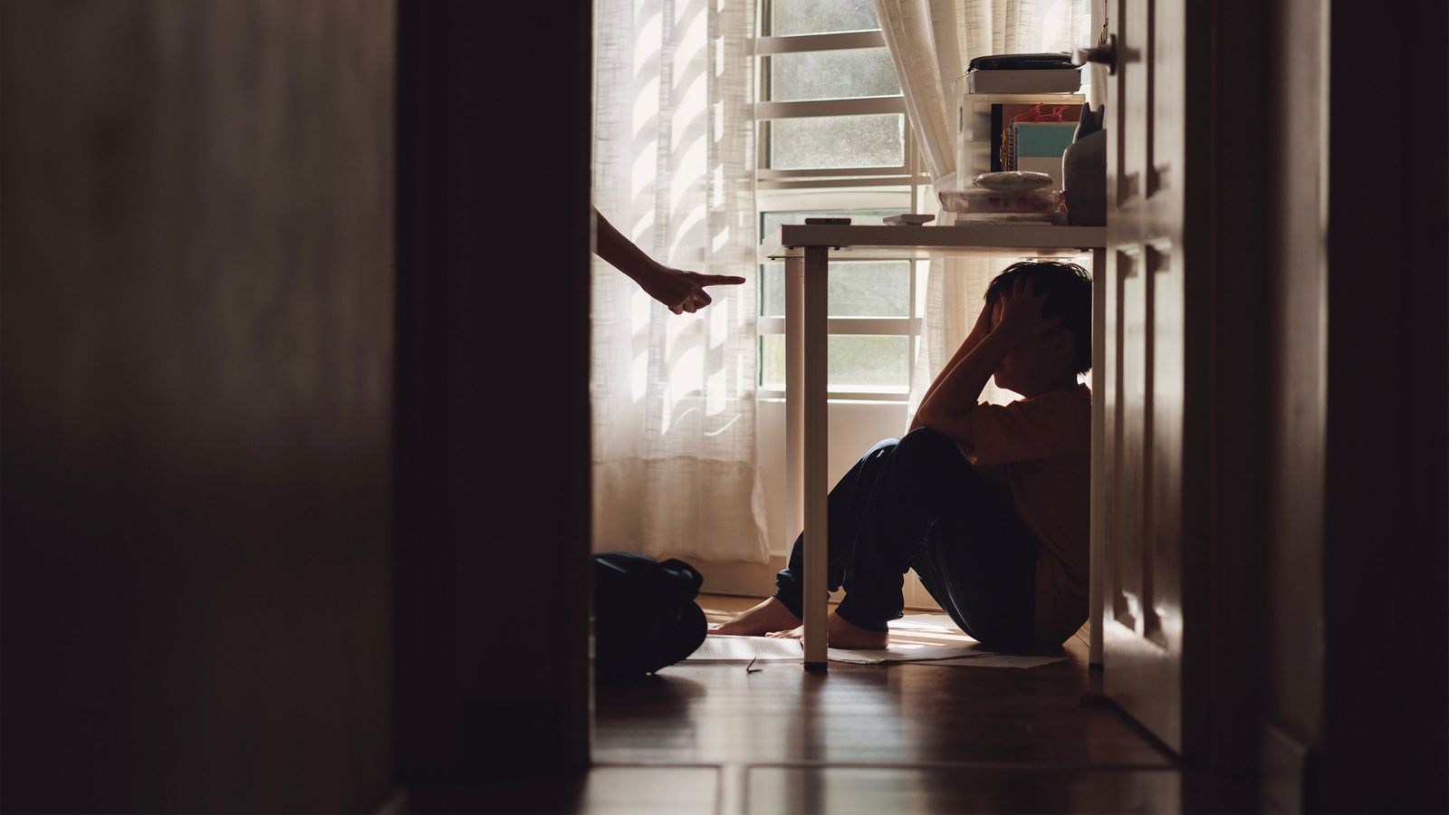 息子に夫の不倫写真を見せ｢言うことをきかないとパパみたいな人間になるわよ…｣毒親化した妻の悲しい末路 精神的虐待を理由に親権を取られて離婚