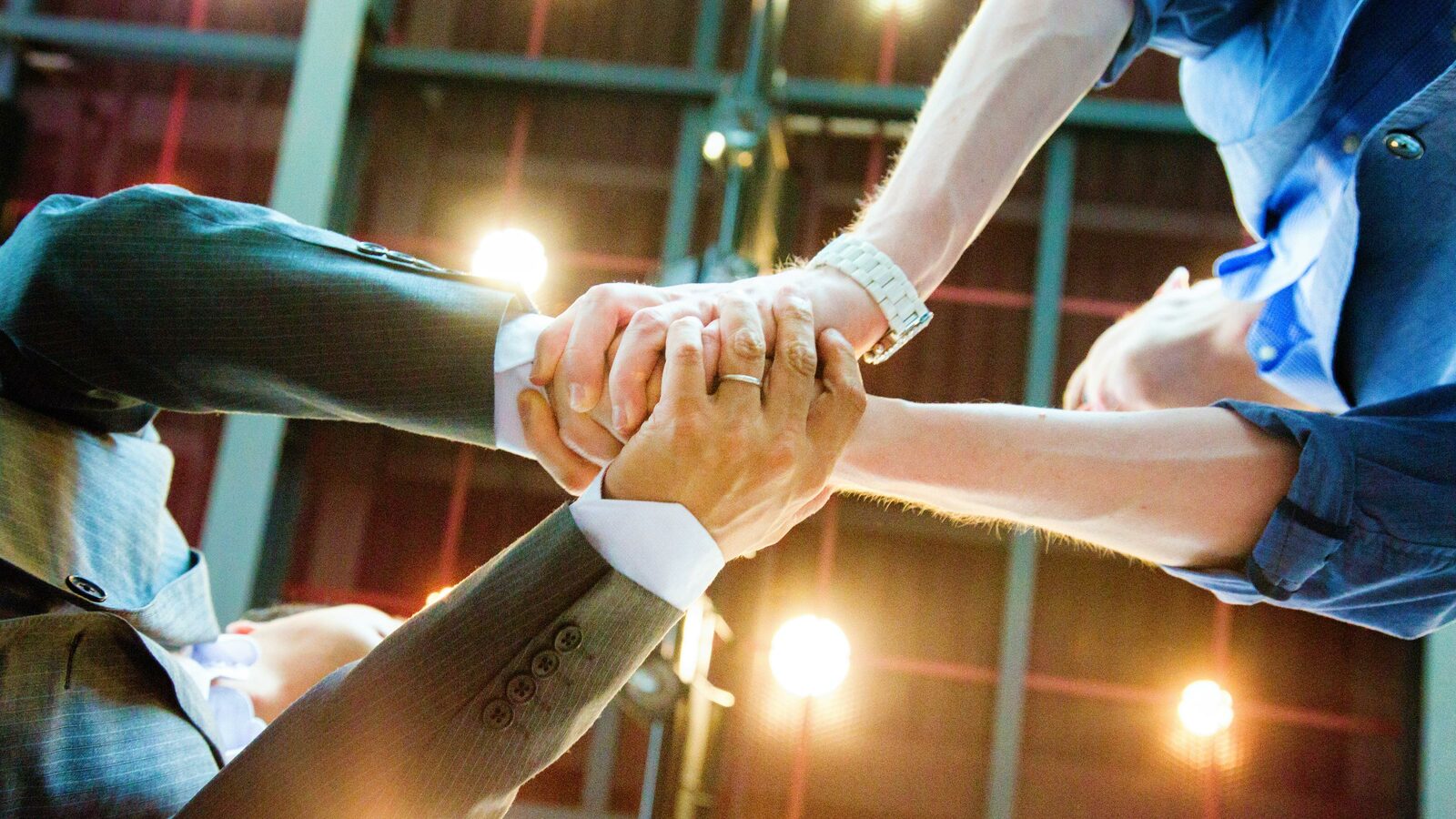 haveでもmakeでもない…使いこなすだけであなたの英語が急に"こなれた印象"になる｢t｣から始まるキラー動詞 ビジネスから口説き文句まで万能な｢touch｣の実用例