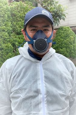 大島英充さん。特殊清掃の防臭マスクをしている。（撮影＝笹井恵里子）
