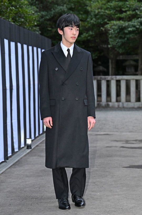 墓所へ向かわれる秋篠宮家の長男悠仁さま