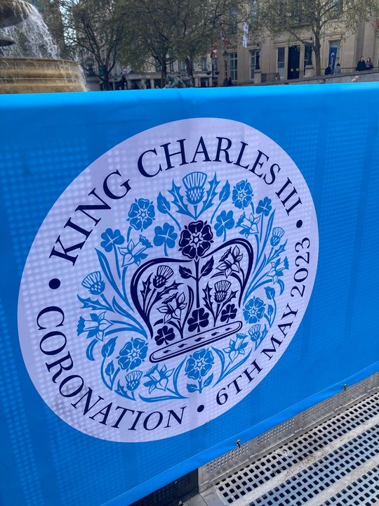 2023年5月6日・チャールズ王の戴冠式と書かれた旗