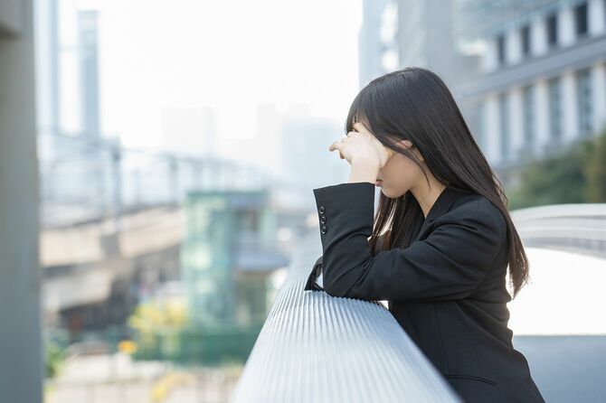 仕事に悩む日本人女性