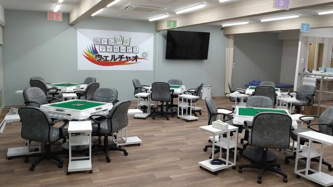 麻雀卓を備えた広いレクリエーション室