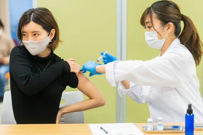 職域ワクチン接種を受ける女性