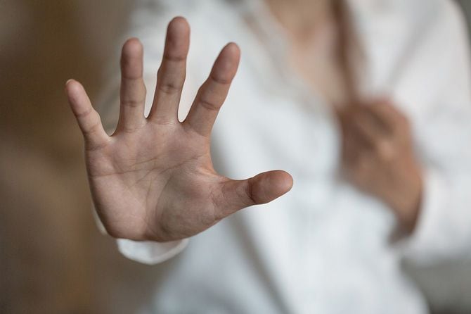 性暴力を拒否する女性