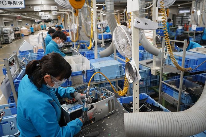 工場の作業風景