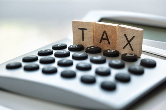 電卓の上に「TAX」の文字