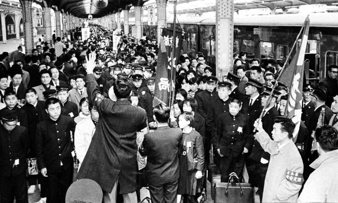 集団就職列車で地方から上京した中卒者たち。高度経済成長期を迎えた都会では働き手が不足しており、彼らは「金の卵」と呼ばれて重宝された=1964(昭和39)年3月18日、東京・上野駅 「ザ・クロニクル 戦後日本の70年」第3巻使用画像