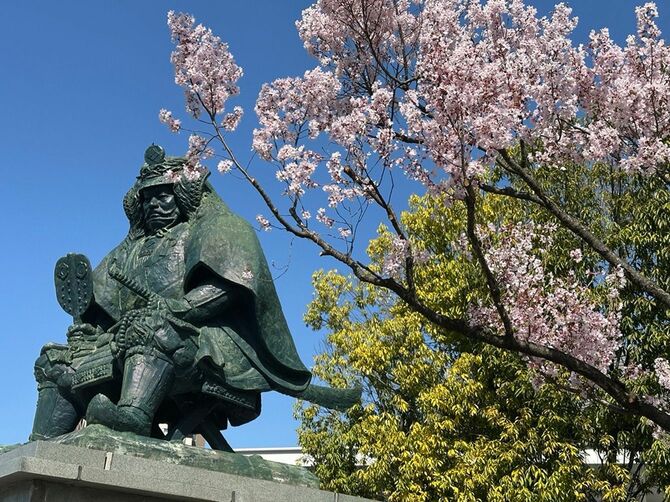 甲府駅(山梨県甲府市)前の武田信玄公銅像