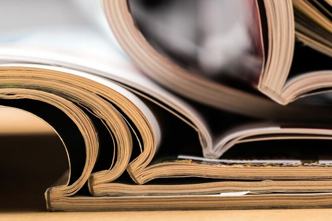 広げて積まれたたくさんの雑誌