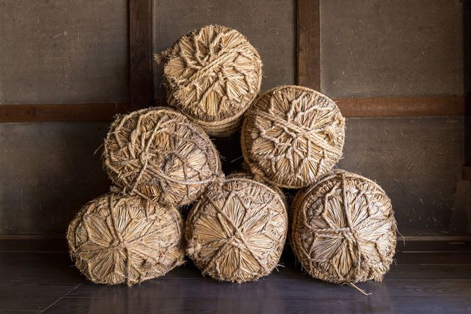 積み上げて置かれた米俵