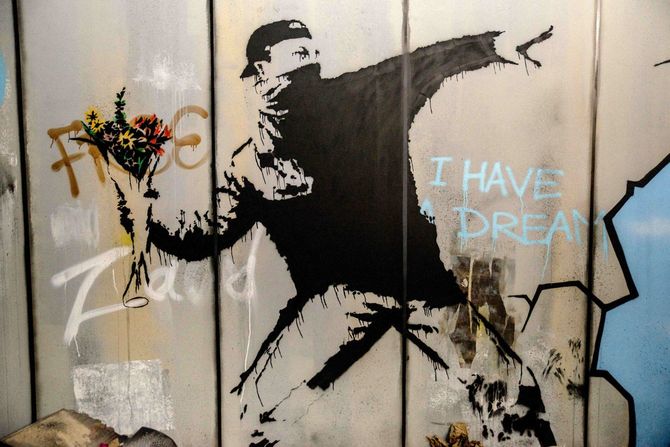 フランス・パリのエスパス・ラファイエット・ドゥルーで開催されたバンクシーの展覧会「The World Of Banksy」より（2019年6月18日）