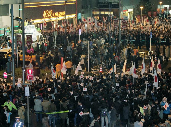 各党党首の「最後の訴え」に耳を傾ける有権者＝2012年12月15日、東京・秋葉原駅前