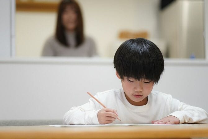勉強する男の子とお母さん