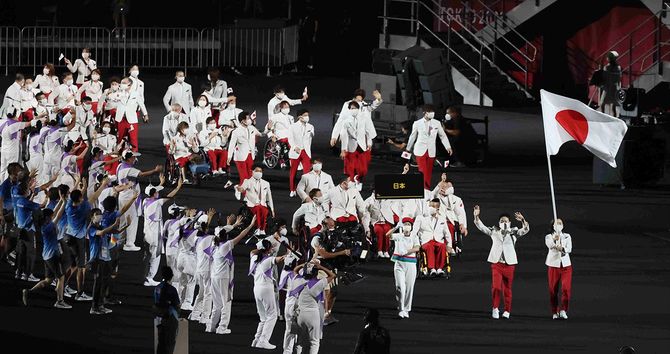 開会式で入場行進する日本選手団。先頭は旗手の岩渕幸洋（右から2人目）、谷真海（右端）