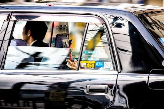 タクシーに乗った若い女性