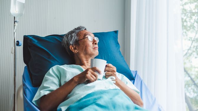 病院のベッドの上の患者