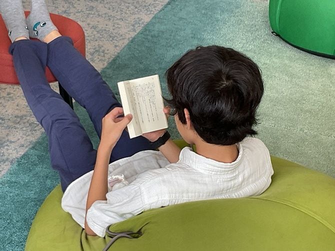 生徒が執筆した600ページ超の大作を他の生徒が読みふける