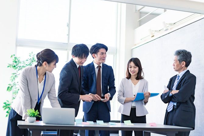 オフィスで話し合うビジネスマン