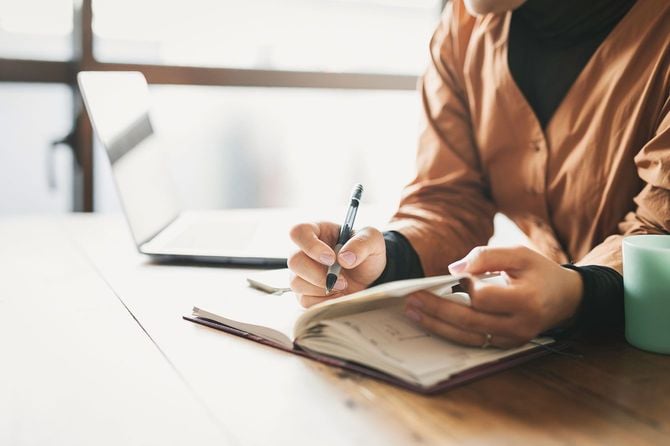 ノートにメモを書く人