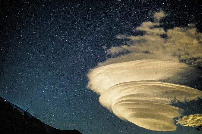 2025佳作（2）「星降る富士山に現れた吊るし雲」