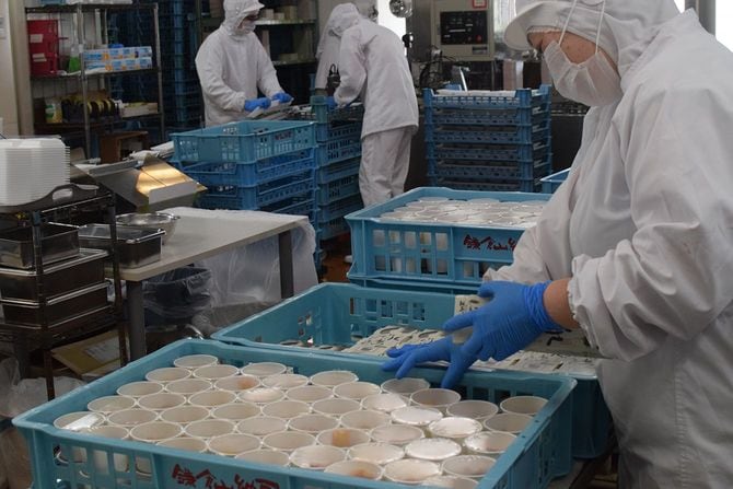 納豆のパッケージングをする社員
