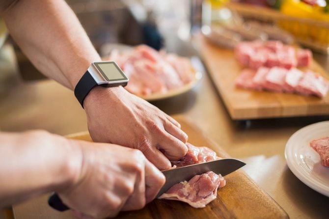 鳥のもも肉を切っている手元