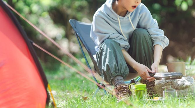 キャンプする人