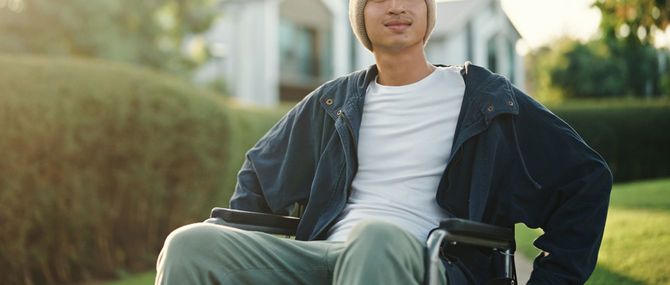 車いすに乗る男性