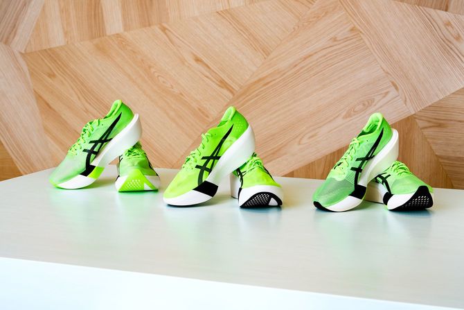 「MASTERSPEED TOKYO」スカイ（左）、レイ（中央）、エッジ（右）。スカイとエッジはソールが2層になっているのに対し、中央のレイは1層になっている。