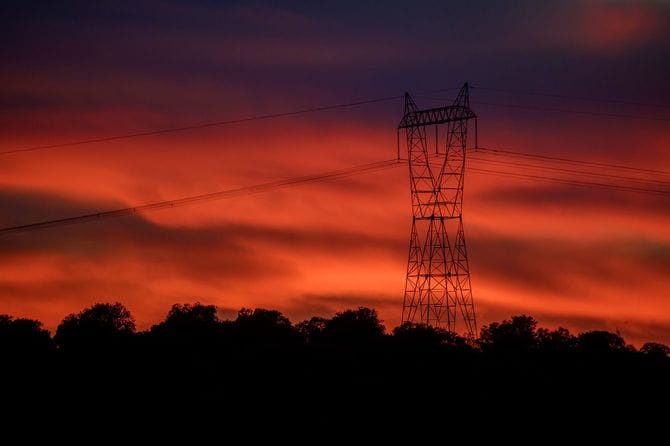 日没時の送電鉄塔