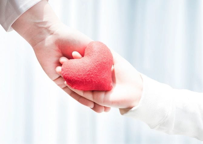 二人の手のひらにハート